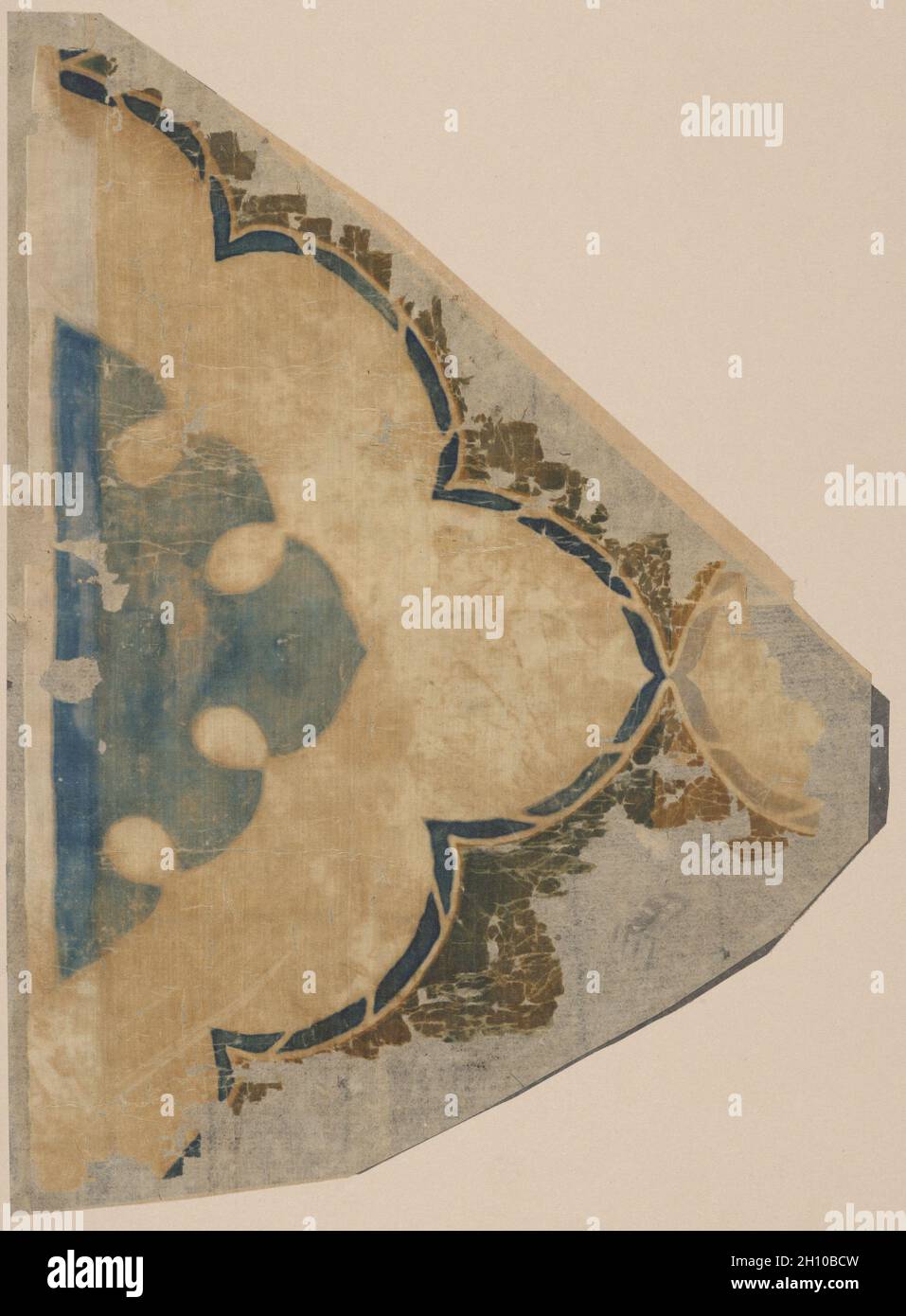 Frammento, 700 s. Cina o Giappone, VIII secolo. Panno liscio, stampato batik; totale: 26.1 x 36.5 cm (10 1/4 x 14 3/8 poll.). Foto Stock