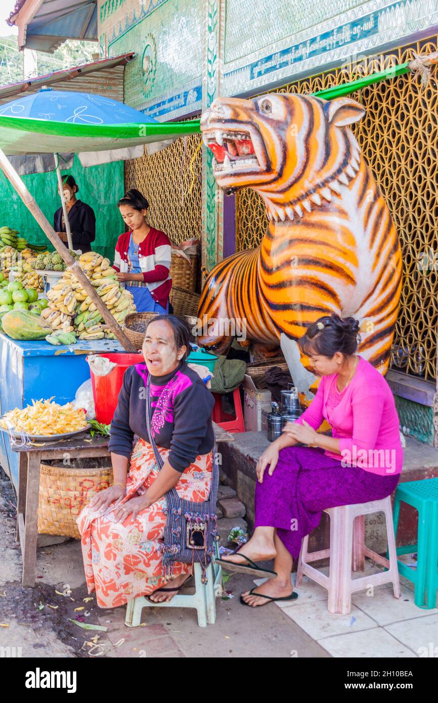 MONTE POPA, MYANMAR - 8 DICEMBRE 2016: La gente locale vicino all'ingresso del Monastero di Taung Kalat sul Monte Popa, Myanmar Foto Stock