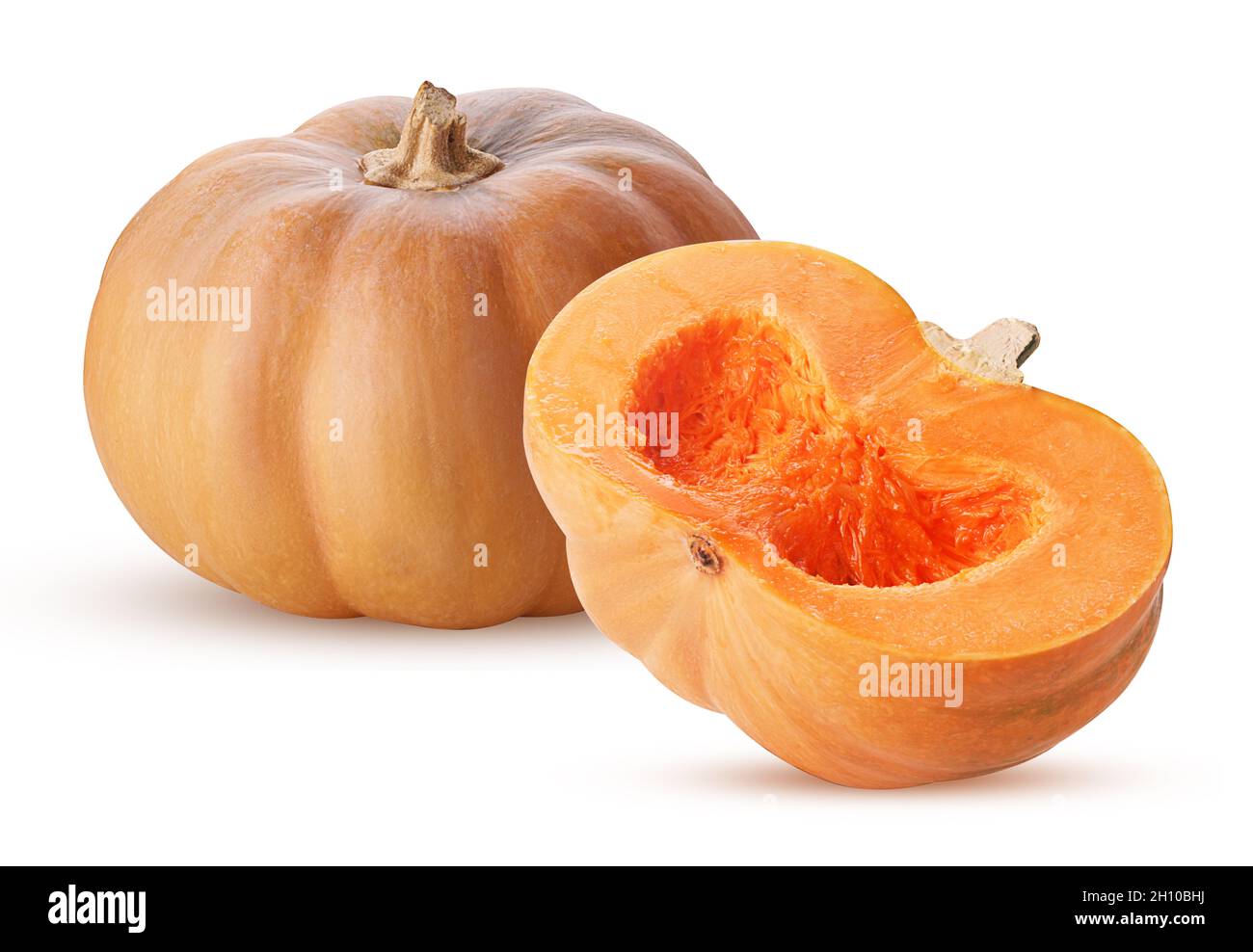 Verdure di zucca gialle con un taglio a metà isolato su sfondo bianco. Tracciato di ritaglio. Profondità di campo completa. Foto Stock