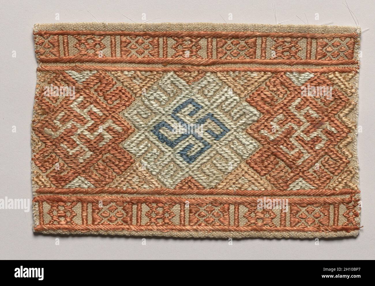 Pannello per un headdress, 1700–1900. Russia, provincia di Tambov. Lino: Tela liscia; seta: Ricamo; tuta: 10.5 x 16.2 cm (4 1/8 x 6 3/8 pollici). Questo pannello russo ricamato è stato usato per abbellire un headdress. I tessuti di questo tipo sono preziosi per il loro ricamo che raffigura antichi motivi folcloristici, significato rituale, esemplificazione del ruolo del tessile nella società russa, e connessione con un importante collezionista femminile, Natalia de Shabelsky, senza il quale questo tessile e altri come potrebbe essere stato perso. Foto Stock