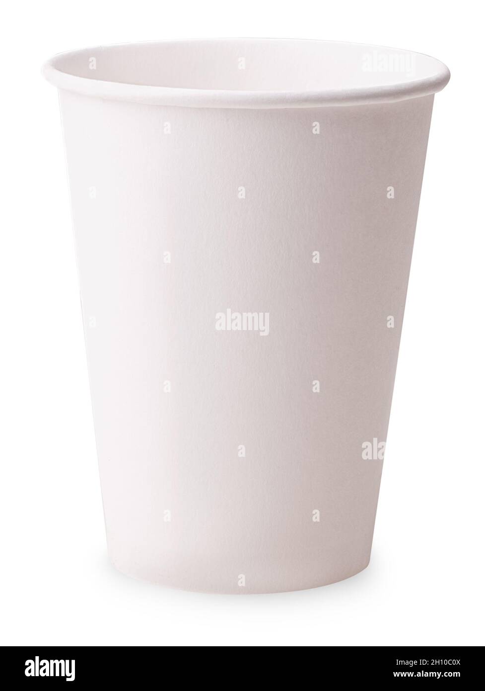 Tazzina di caffè bianca vuota isolata su sfondo bianco. Tracciato di ritaglio. Profondità di campo completa. Foto Stock