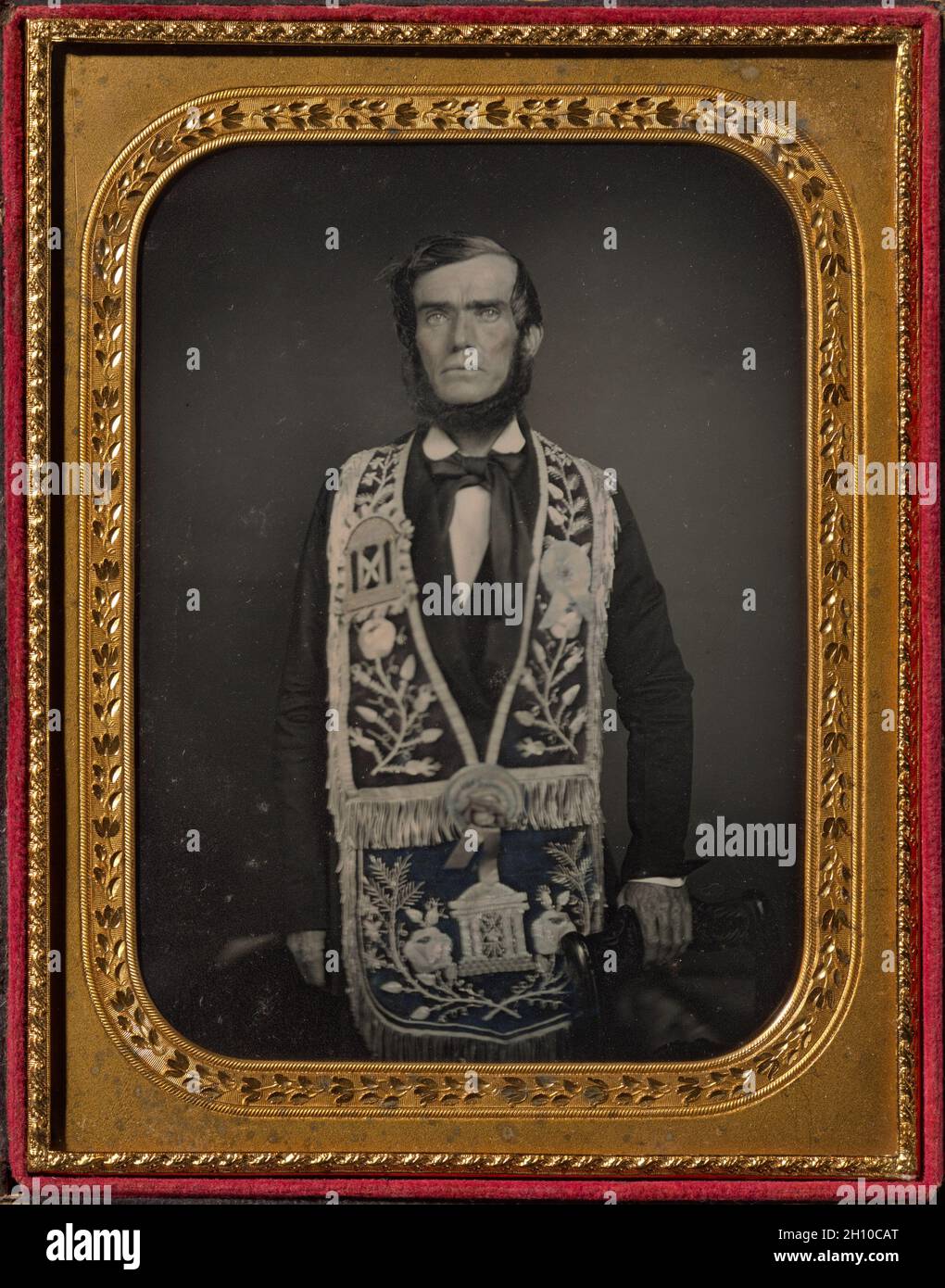 Oddfellow, c.. 1840s-1850s. America. Daguerreotipo, mezza piastra; totale: 14 x 10.8 cm (5 1/2 x 4 1/4 poll.). Foto Stock