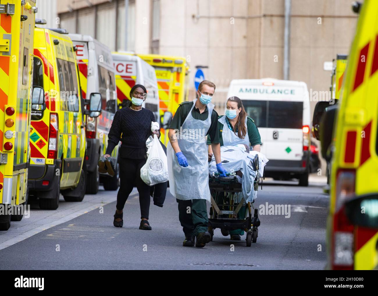 Londra, Regno Unito. 15 ottobre 2021. Code di ambulanze e un flusso costante di arrivi al Whitechapel Hospital. Poco meno di 38,000 nuovi casi di Covid sono stati segnalati il 14 ottobre. Il sistema NHS è sottoposto a una pressione grave con un grande ritardo di pazienti per le operazioni di routine. Credit: Mark Thomas/Alamy Live News Foto Stock