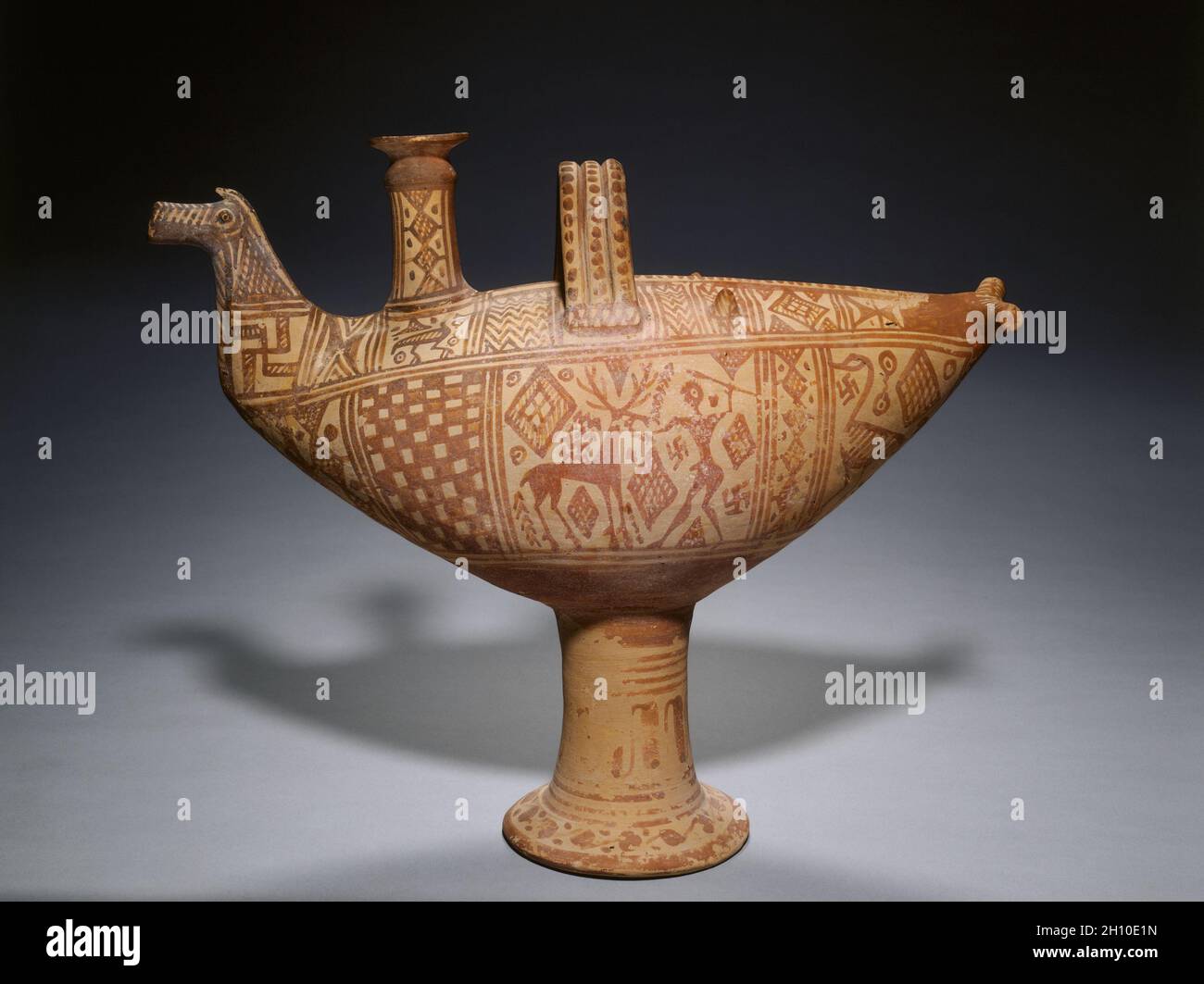 Uccello italo-geometrico Askos (vaso ad olio): Hunter (Herakles?) E Stag, c.. 700 A.C. Attribuito alla classe Bisenzio. Ceramica; totale: 33.5 x 15.5 cm (13 3/16 x 6 1/8 poll.); diametro del piede: 11.9 cm (4 11/16 poll.). Foto Stock