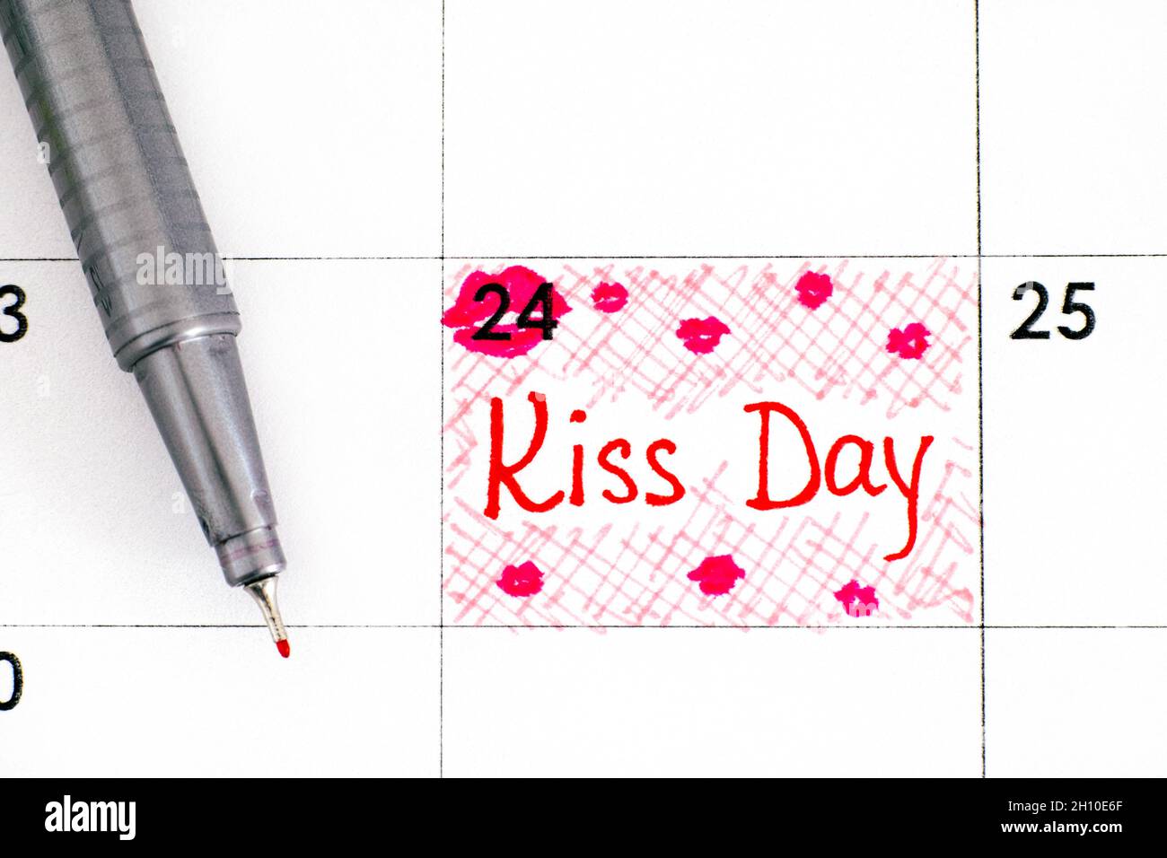 Promemoria bacio giorno in calendario con penna. Settembre 24. Foto Stock