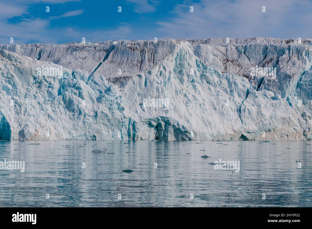 Il ghiacciaio di Lilliehook si riflette sulle acque artiche di Lilliehookfjorden. Lilliehookfjorden, Spitsbergen Island, Svalbard, Norvegia. Foto Stock