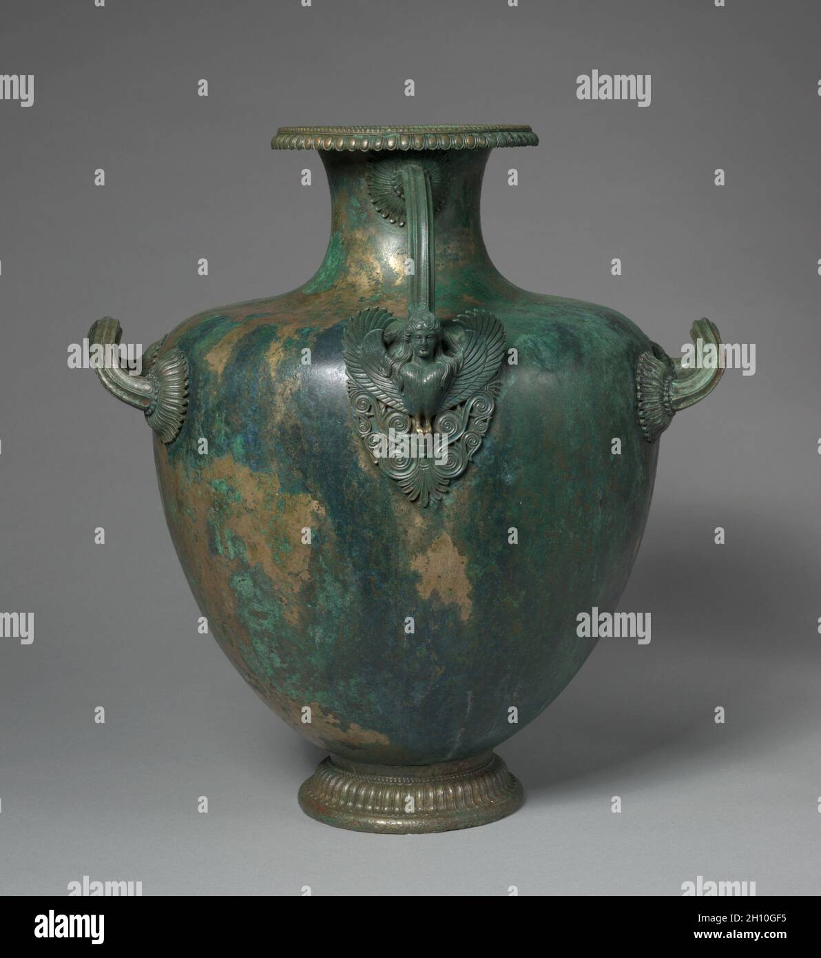 Hydria, 425 BC-400 BC. La Grecia, la fine del V secolo A.C. Bronzo; complessivo: 41,6 x 38,4 cm (16 3/8 x 15 1/8 in.). Foto Stock