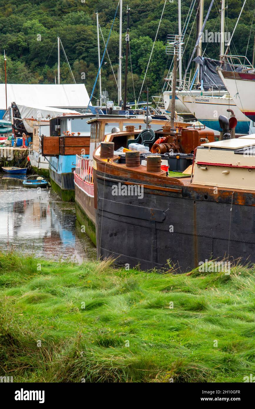 Barche ormeggiate nel cantiere a Gweek un villaggio sul fiume Helford vicino Helston nel sud della Cornovaglia Inghilterra Regno Unito Foto Stock