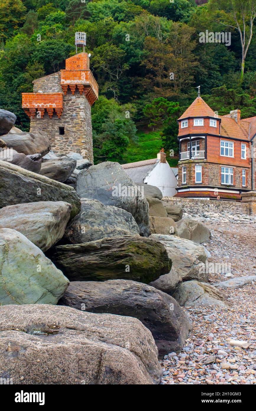 Grandi rocce e massi posizionati come difese costiere per prevenire le inondazioni e l'erosione dal mare a Lynmouth una stazione balneare nel Devon Inghilterra UK. Foto Stock