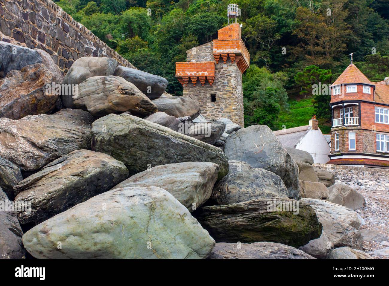 Grandi rocce e massi posizionati come difese costiere per prevenire le inondazioni e l'erosione dal mare a Lynmouth una stazione balneare nel Devon Inghilterra UK. Foto Stock