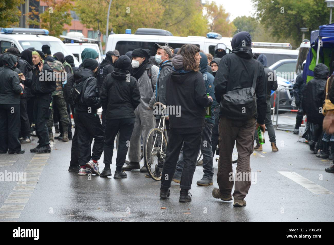 Köpenicker Strasse a Mitte, Berlino, Germania, dopo che la polizia ha autorizzato il campo di rimorchio di sinistra 'Köpi' - 15 ottobre 2021. Foto Stock