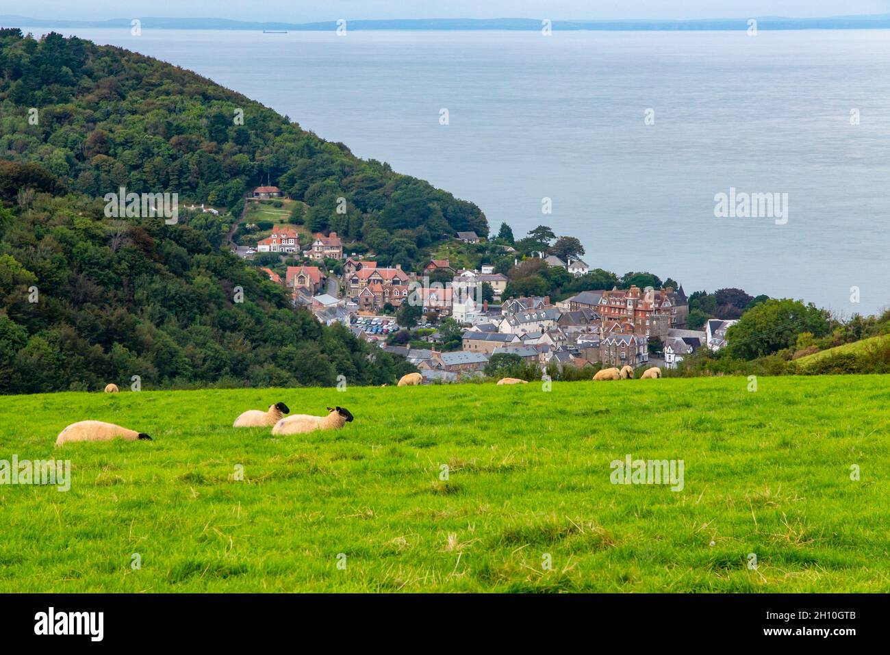 Vista verso il basso su Lynton una piccola località balneare sulla costa nord del Devon nel sud-ovest dell'Inghilterra Regno Unito con il canale di Bristol sullo sfondo. Foto Stock