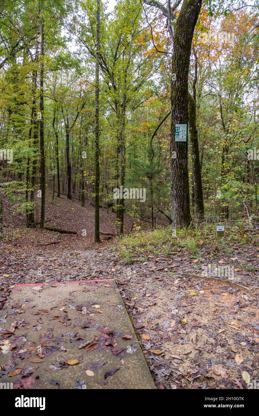 Buca 13 del campo da disc golf dal tee box al Tombigbee state Park vicino Tupelo, Mississippi Foto Stock