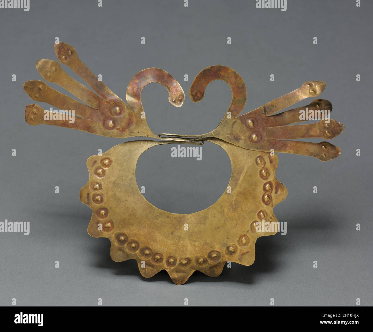 Maschera di bocca, 100 BC-AD 700. Perù, Costa Meridionale, Nasca stile (100 BC-AD 700). Martellato lega d'oro; complessivo: 14 x 19,4 cm (5 1/2 x 7 5/8 in.). Foto Stock