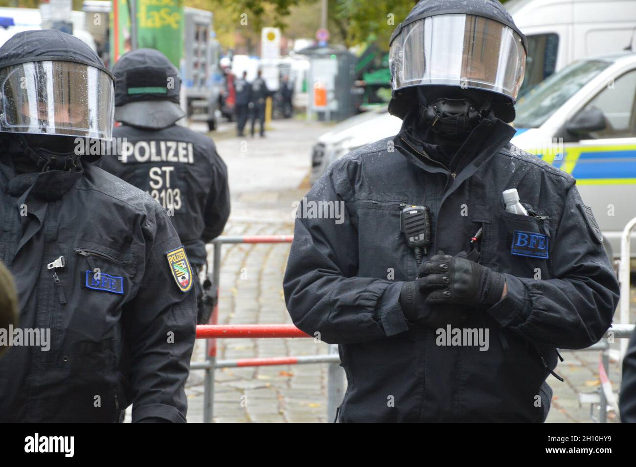 Köpenicker Strasse a Mitte, Berlino, Germania, dopo che la polizia ha autorizzato il campo di rimorchio di sinistra 'Köpi' - 15 ottobre 2021. Foto Stock