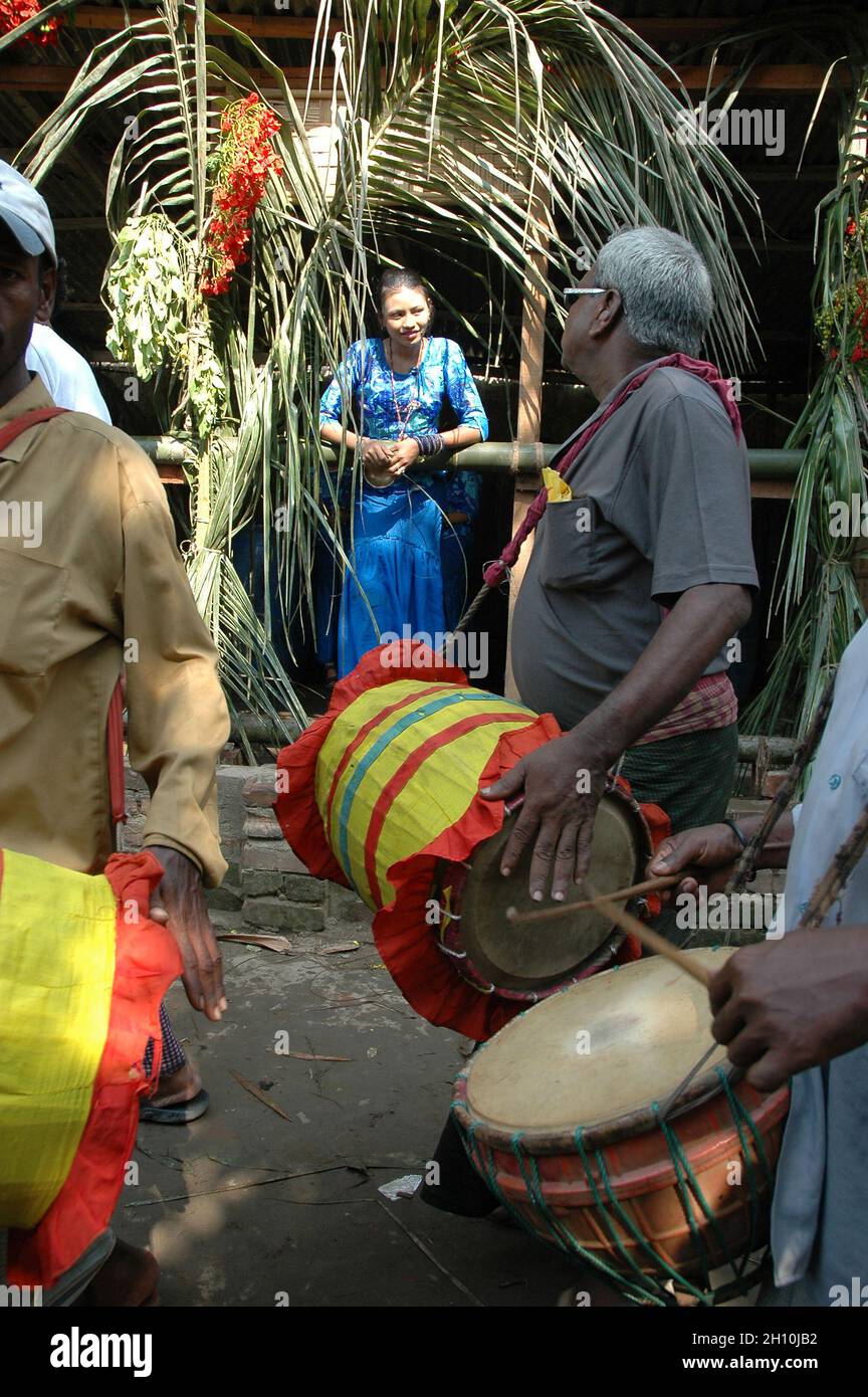 Le giovani donne e uomini Rakhain gettano acqua all'opposizione per esprimere il loro amore al Bazar di Cox in Bangladesh. All'inizio del festival giovani uomini iniziare il loro viaggio con Local drum bit, e una giovane donna sta chiedendo il gioco... Foto Stock