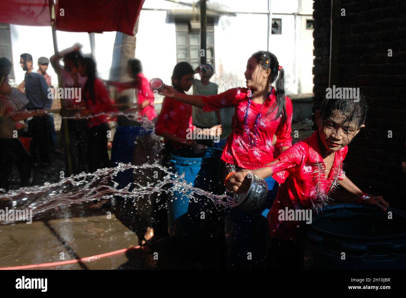 Le giovani donne e uomini Rakhain gettano acqua all'opposizione per esprimere il loro amore al Bazar di Cox in Bangladesh. Foto Stock