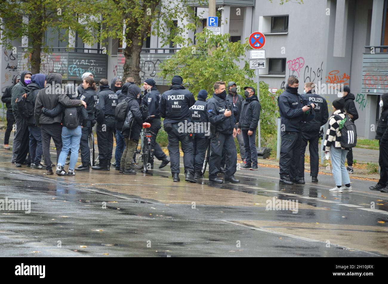 Köpenicker Strasse a Mitte, Berlino, Germania, dopo che la polizia ha autorizzato il campo di rimorchio di sinistra 'Köpi' - 15 ottobre 2021. Foto Stock