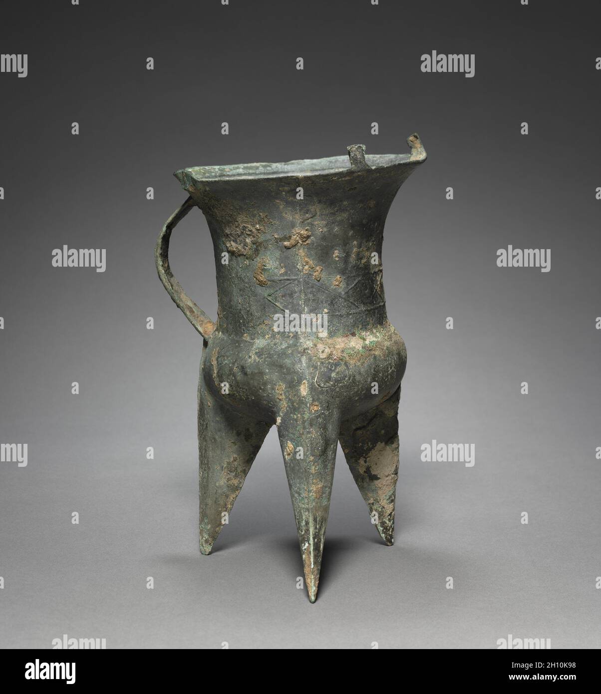 Vaso da vino (Jia), c.. 1700-1500 A.C. Cina, probabilmente provincia di Henan, cultura di Erlitou (c.. 1900-1500 A.C.). Bronzo; totale: 24 cm (9 7/16 poll.). Foto Stock