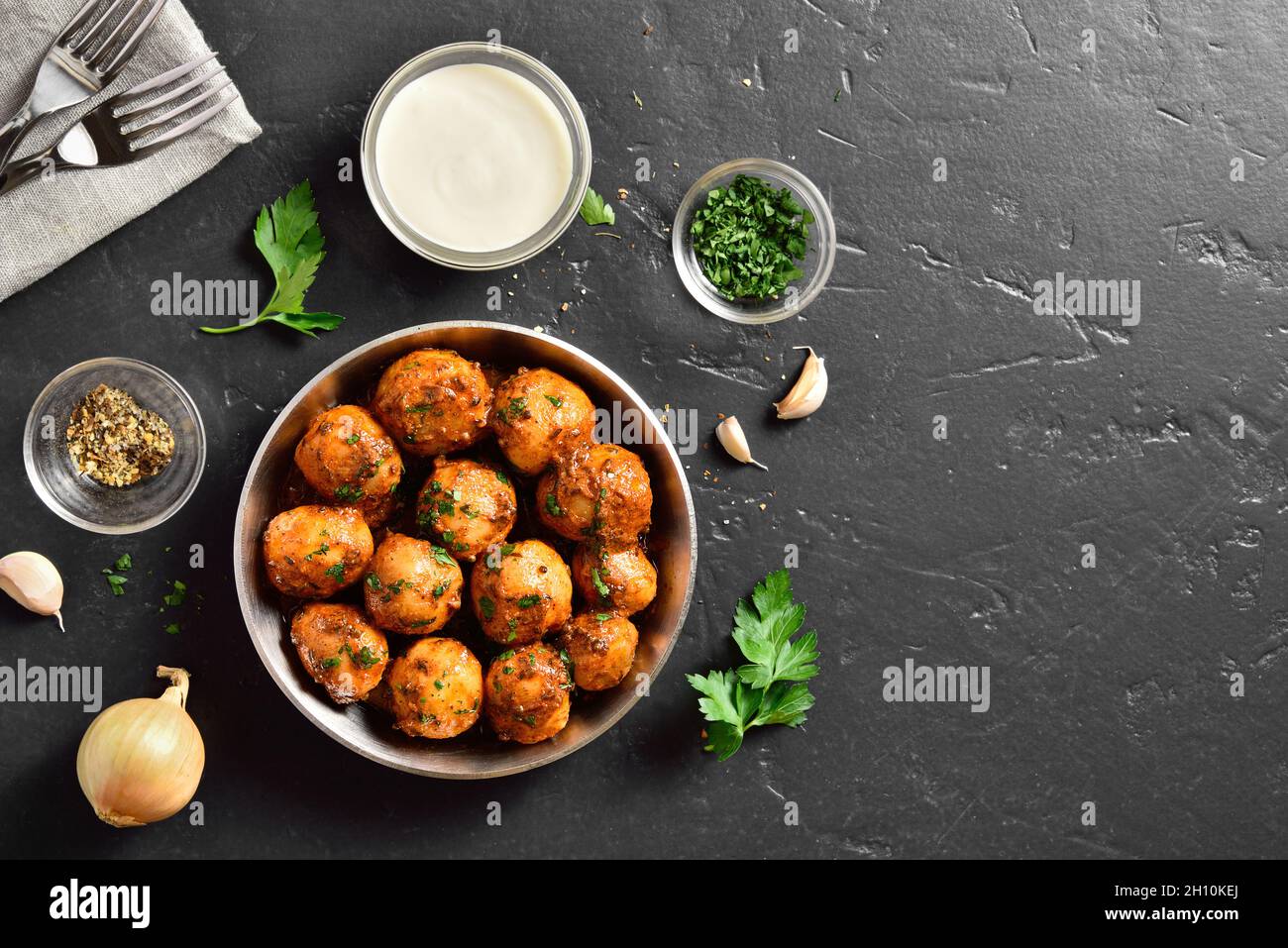 Pan le patate fritte del bambino in ciotola sopra il fondo nero della pietra con lo spazio libero del testo. Popolare piatto indiano. Vista dall'alto, piatto Foto Stock