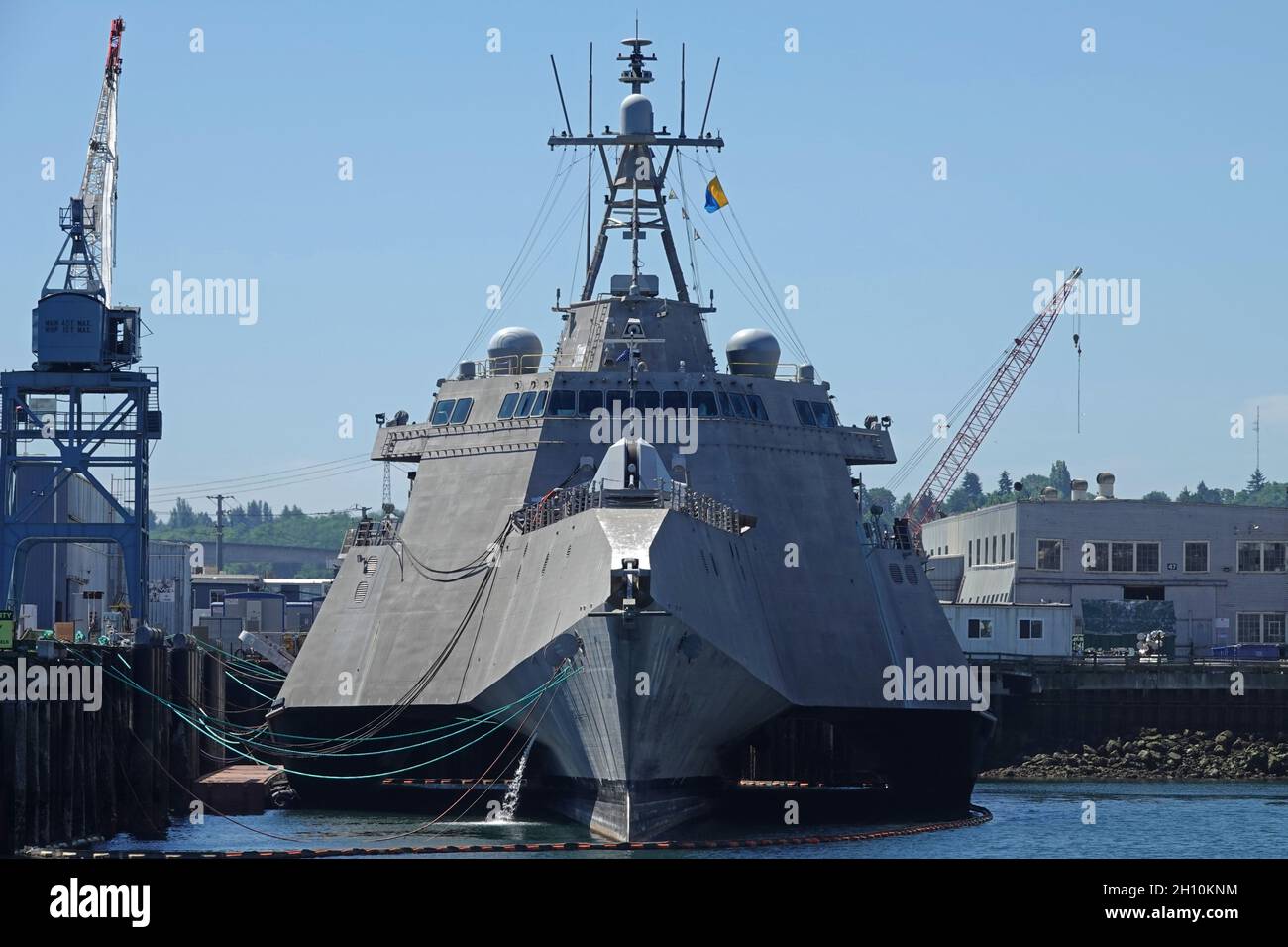 Seattle, WA / USA - 23 giugno 2021: La nave da combattimento litoranea della Marina degli Stati Uniti (LCS) 'Gabrielle Giffords' è mostrata ancorata durante una giornata estiva. Foto Stock