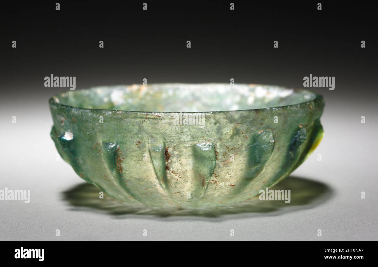 Recipiente a coste poco profondo, 50 BC-ad 100. Romana, Mediterraneo orientale. Vetro; diametro: 12 cm (4 3/4 poll.); totale: 4.5 x 12.2 cm (1 3/4 x 4 13/16 poll.). Foto Stock