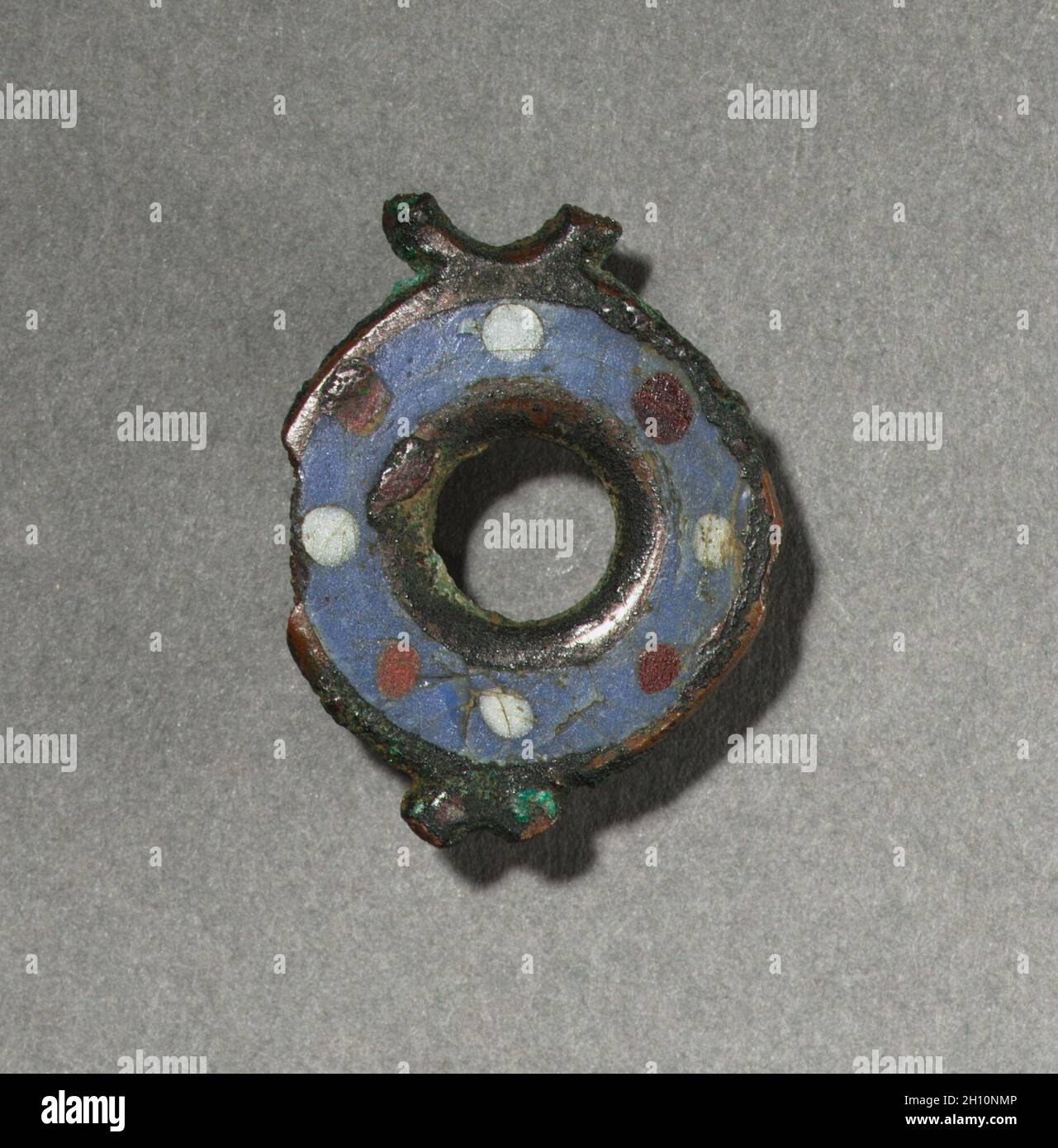 Spilla ornamentali, c. 100-300. O gallo-romana Romano-British, periodo di migrazione, 2a-3a secolo. Bronzo e smalti champlevé; complessivo: 2,7 x 2,6 x 0,7 cm (1 1/16 x 1 x 1/4 in.). Foto Stock