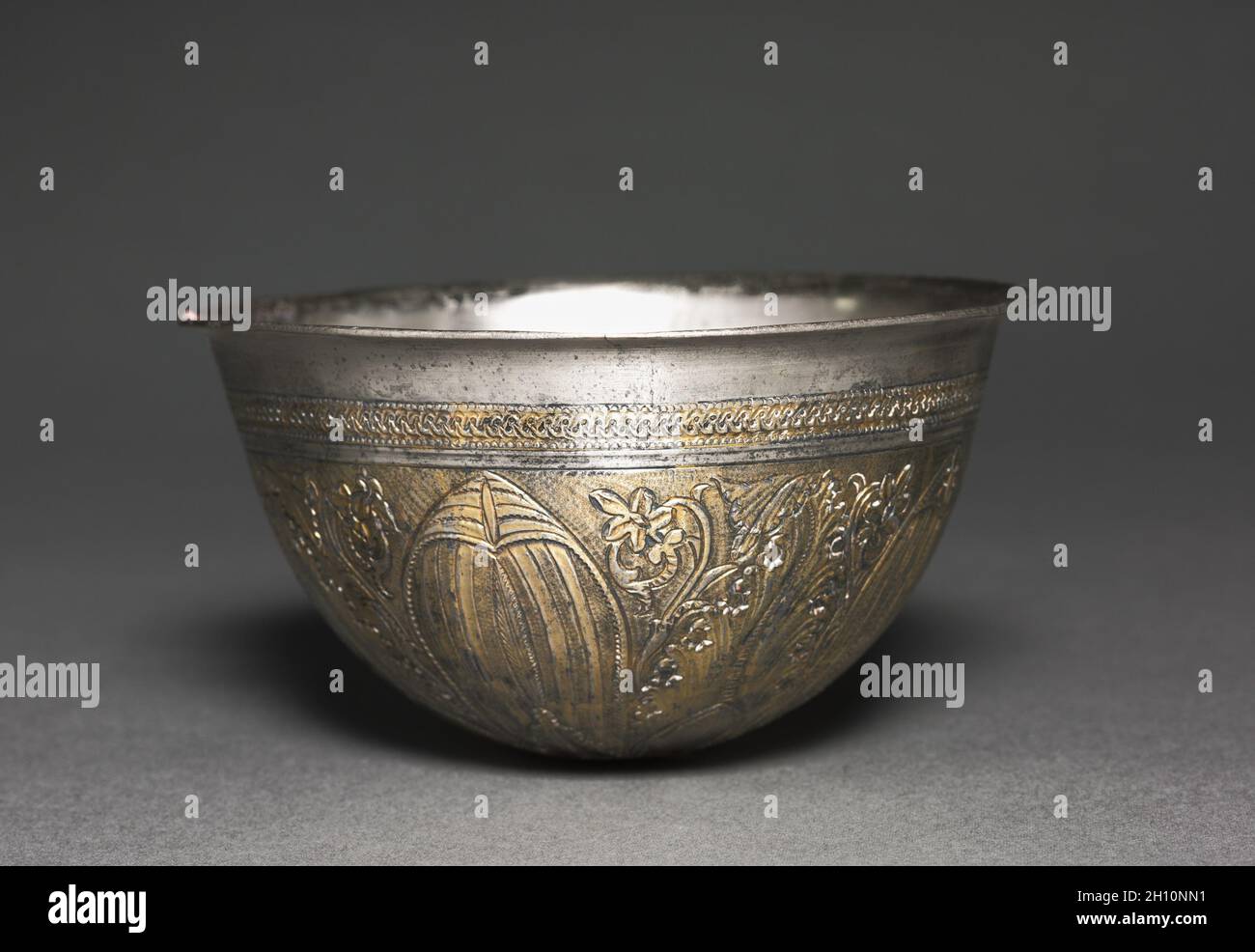 Ciotola, 2nd-1st secolo A.C. La Grecia, tardo periodo ellenistico. Argento dorato; diametro: 13,7 cm (5 3/8 poll.); complessivo: 7,5 cm (2 15/16 in.). Foto Stock