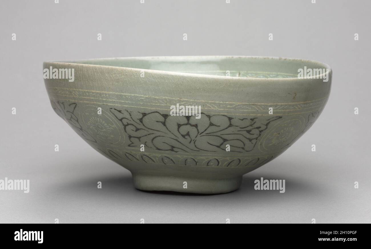 Ciotola con intarsio di crisantemo e litchi Design, 1300s. Corea, periodo Goryeo (918-1392). Ceramiche; diametro della bocca: 20,5 cm (8 1/16 in.); complessivo: 8,6 cm (3 3/8 in.). Foto Stock