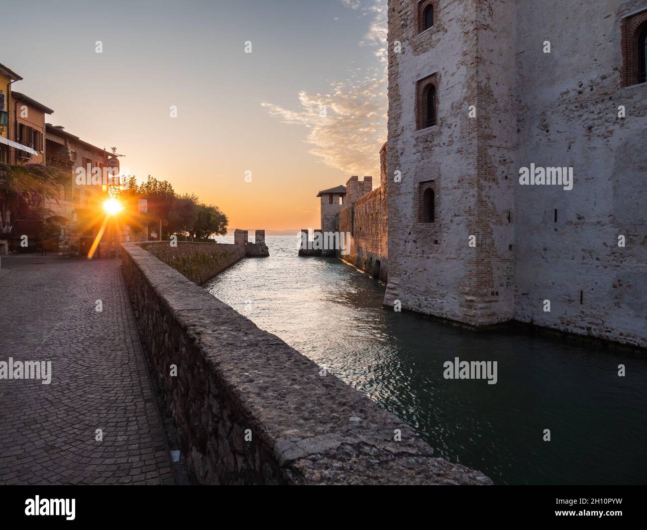 Castello Scaligero ingresso del Porto fortificato a Sirmione sul Lago di Garda, Italia all'alba Foto Stock