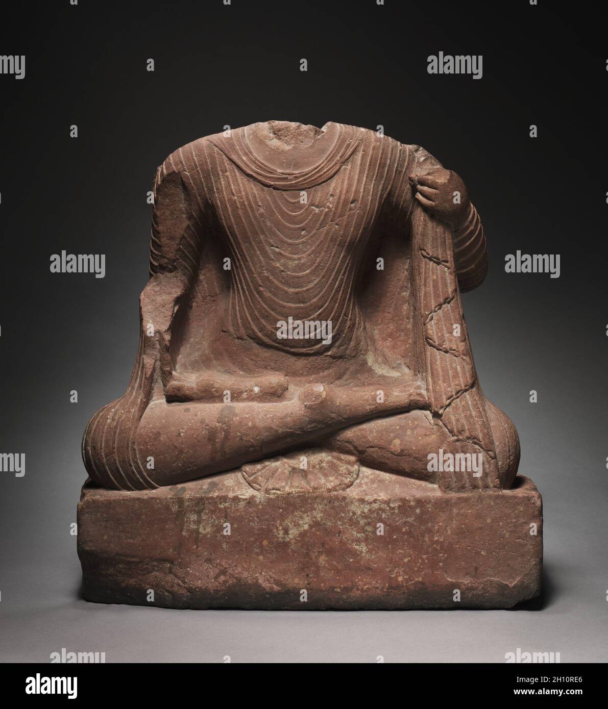 Buddha seduto, 200 d.C. India settentrionale, Mathura, periodo di Kushan (c. AD 80–320). Arenaria; totale: 63 x 58.5 cm (24 13/16 x 23 1/16 poll.). Foto Stock