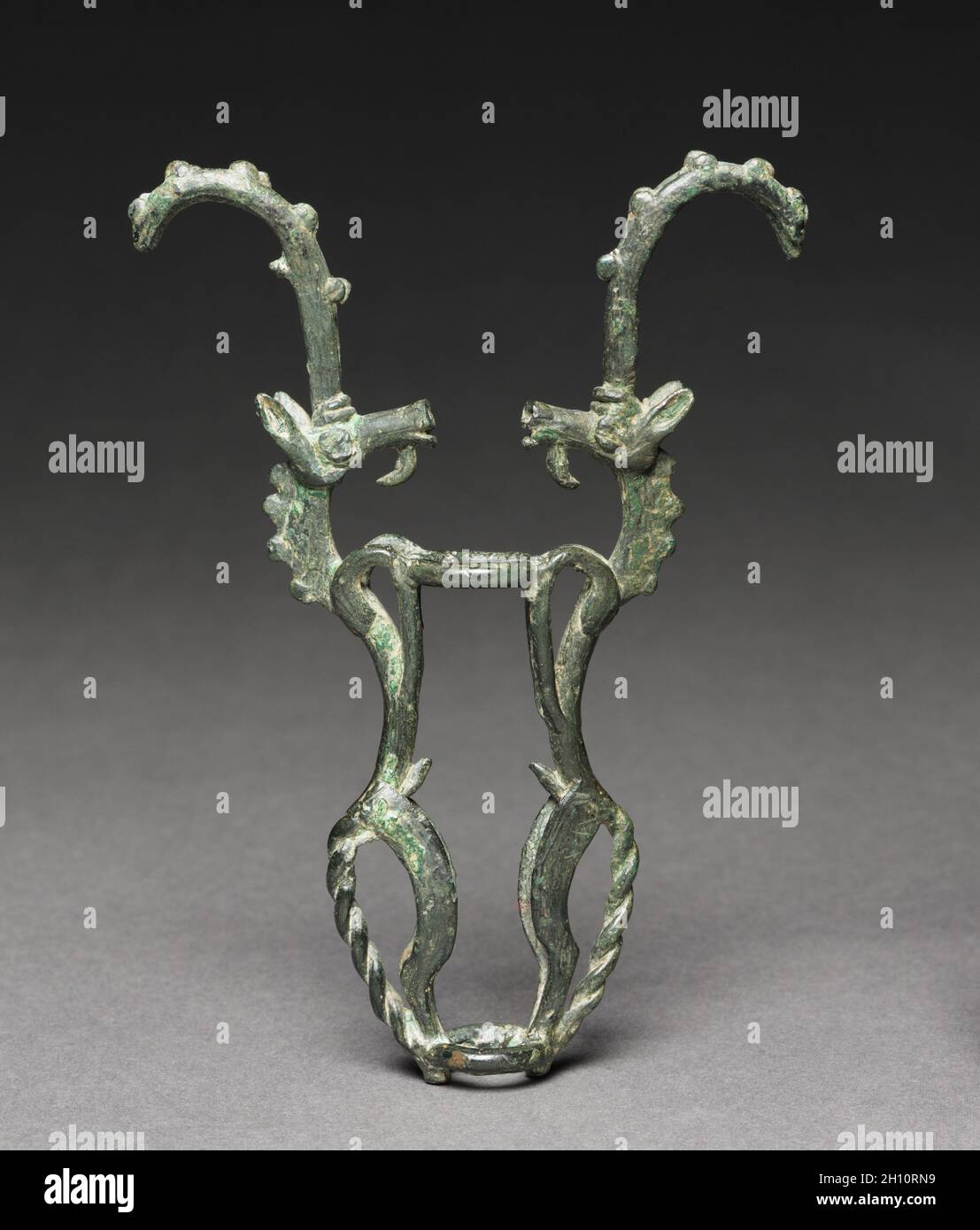 Ibex Terminale per tenda Standard, c. Da 700 a 600 BC. Luristan, Iran, c. Da 700 a 600 BC. Bronzo; complessivo: 13,5 x 9,7 x 1,9 cm (5 5/16 x 3 13/16 x 3/4 in.). Foto Stock