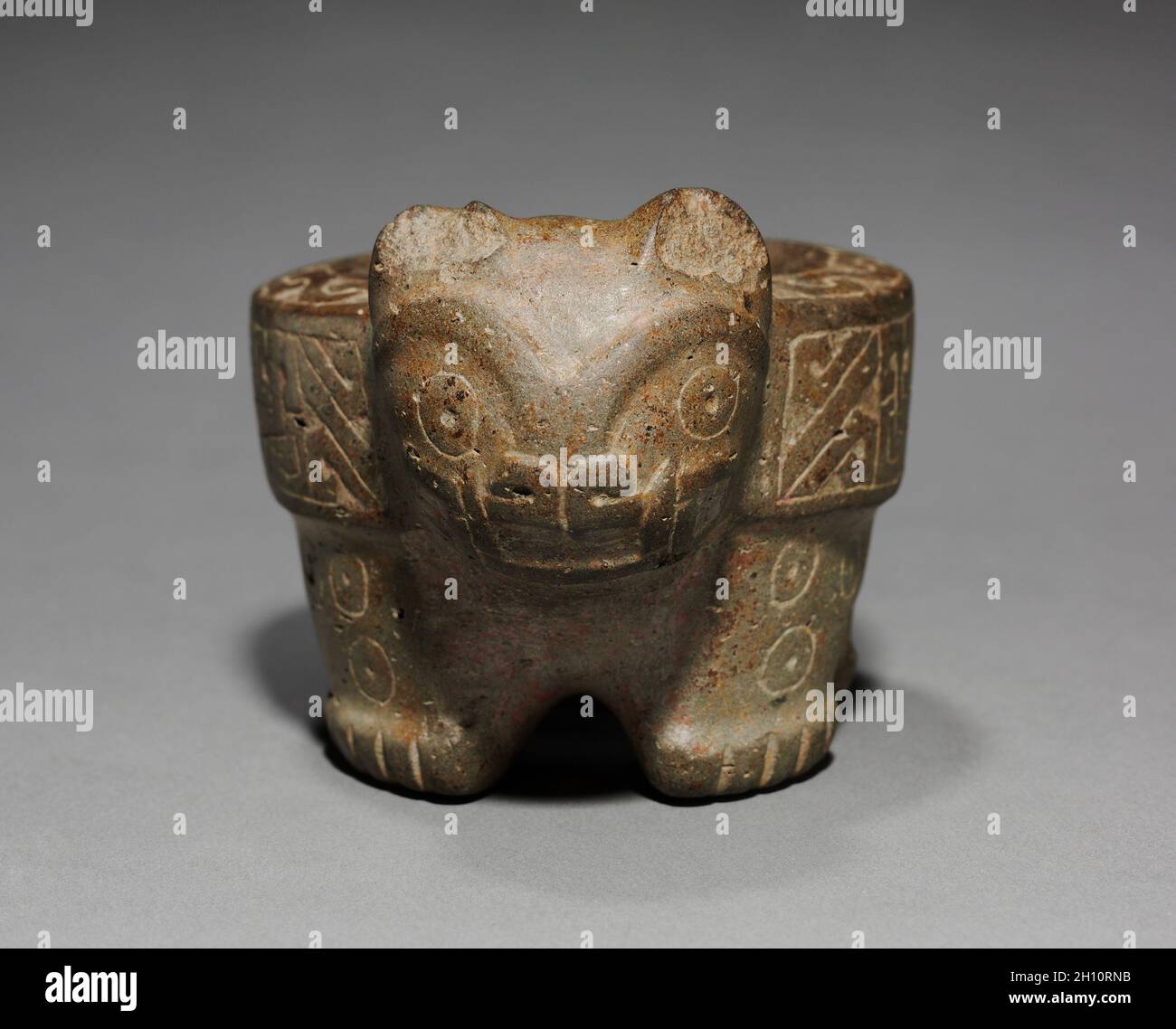 Mortaio felino, 700-1 a.C. Perù, Nord Highlands, Pacopampa(?), stile Chavín (1000-200 a.C.). Pietra, pigmento; totale: 5.8 x 11 cm (2 5/16 x 4 5/16 poll.). Foto Stock