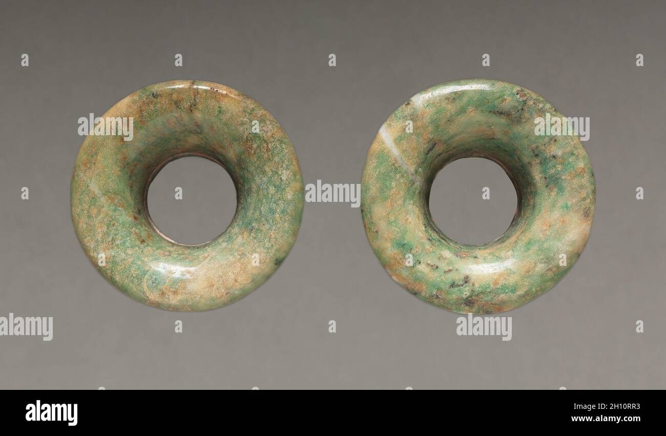 Coppia di ornamenti dell'orecchio, 150-200. Messico centrale, Stile Teotihuacán, periodo classico. Jadeite-albitite(?); diametro: 5,6 cm (2 3/16 in.); complessivo: 2,4 cm (15/16 in.). Foto Stock
