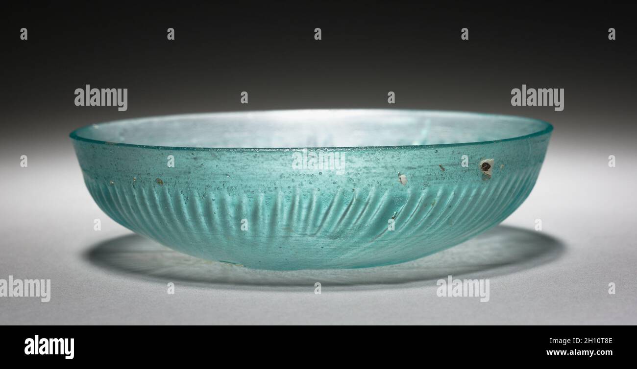 Recipiente a coste poco profondo, 50 BC-ad 100. Romana, Mediterraneo orientale. Vetro; totale: 4.2 x 16 cm (1 5/8 x 6 5/16 poll.). Foto Stock