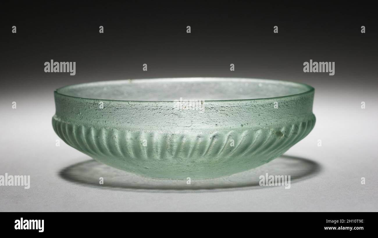 Recipiente a coste poco profondo, 50 BC-ad 100. Romana, Mediterraneo orientale. Vetro; totale: 4.2 x 12.6 cm (1 5/8 x 4 15/16 poll.). Foto Stock