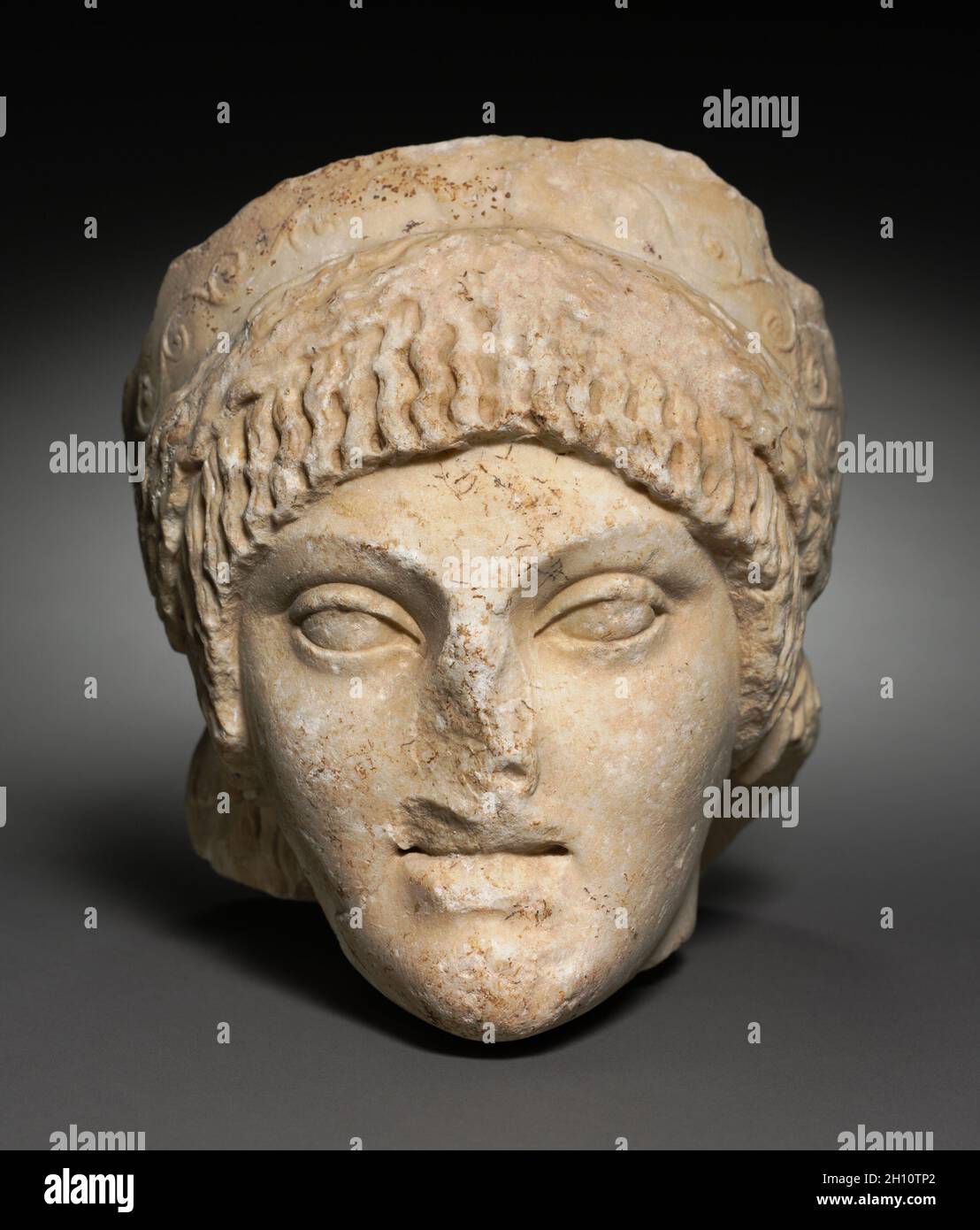 Testa di una giovane donna, 25-1 BC. L'Italia, romana, periodo romano, Archaizing, fine del I secolo A.C. Marmo; complessivo: 23 x 19,5 x 18,5 cm (9 1/16 x 7 11/16 x 7 5/16 in.). Foto Stock