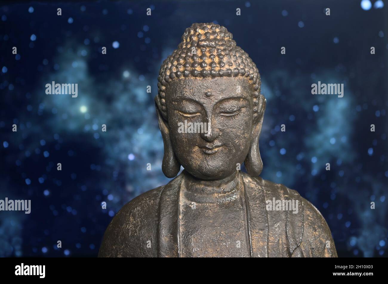 Statua di Buddha con lo sfondo dell'universo. Foto Stock