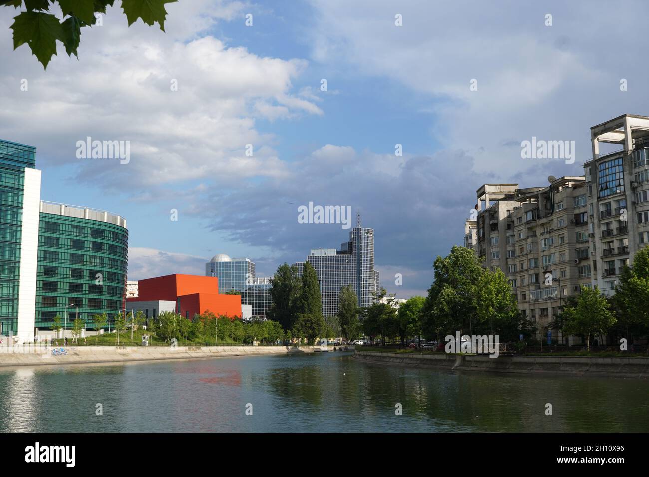 Uffici e edifici residenziali sulle rive del fiume Dambovita in giornata di sole a Bucarest con la Camera di Commercio e industria rumena al centro Foto Stock