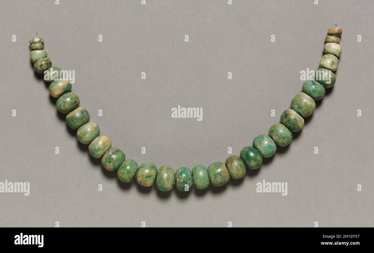 Collana, 150-200. Messico centrale, Teotihuacán, periodo classico. Jadeite-albitite?; complessivo: 40,3 cm (15 7/8 in.). Foto Stock
