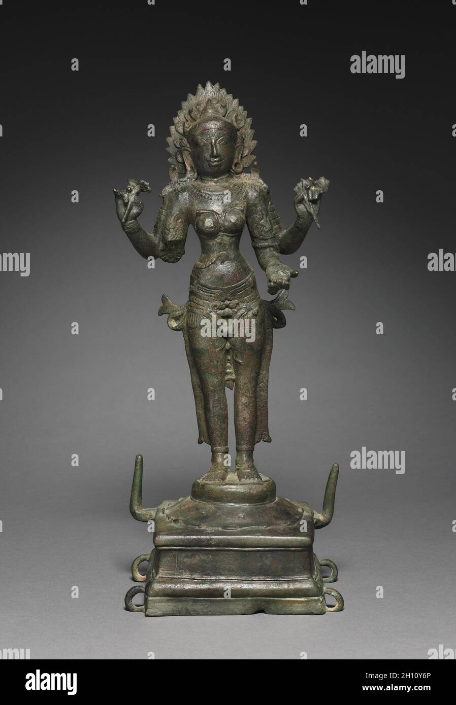 Kali, 900-1000. India del Sud, Tamil Nadu, periodo di Chola (900-XIII secolo). Bronzo; totale: 46.7 x 20.4 x 15.4 cm (18 3/8 x 8 1/16 x 6 1/16 poll.); base: 11.4 x 15.2 cm (4 1/2 x 6 poll.). Foto Stock