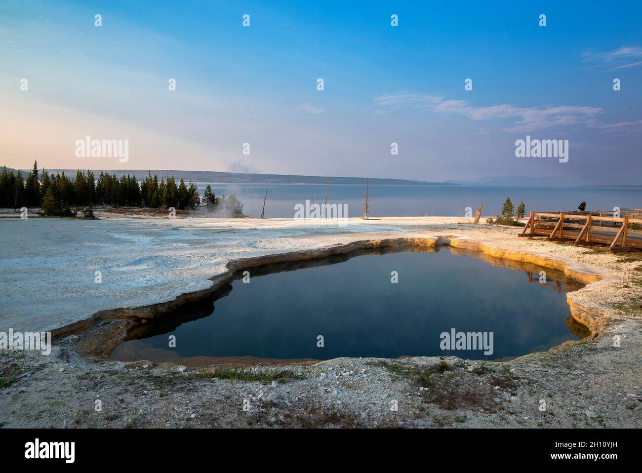 Piscina di Abyss Hot Spring nel bacino del geyser West Thumb, parco nazionale di Yellowstone, Wyoming Foto Stock