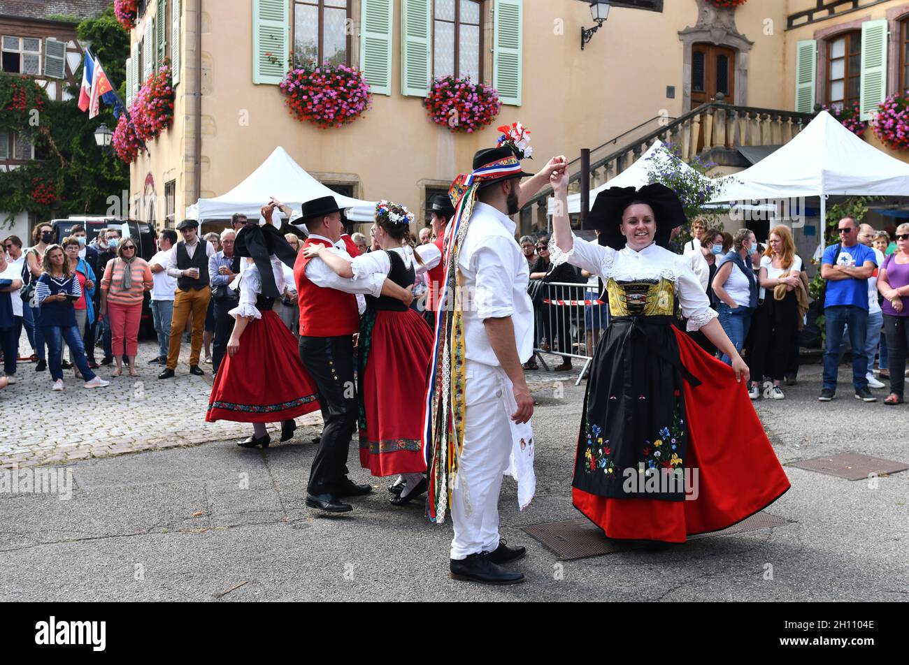 Tradizionale balli alsaziani folk nel villaggio di Turkheim durante la vendemmia Alsazia 2021 Foto Stock