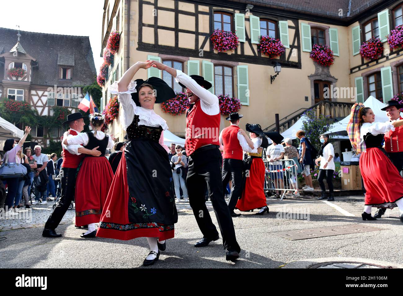 Tradizionale balli alsaziani folk nel villaggio di Turkheim durante la vendemmia Alsazia 2021 Foto Stock