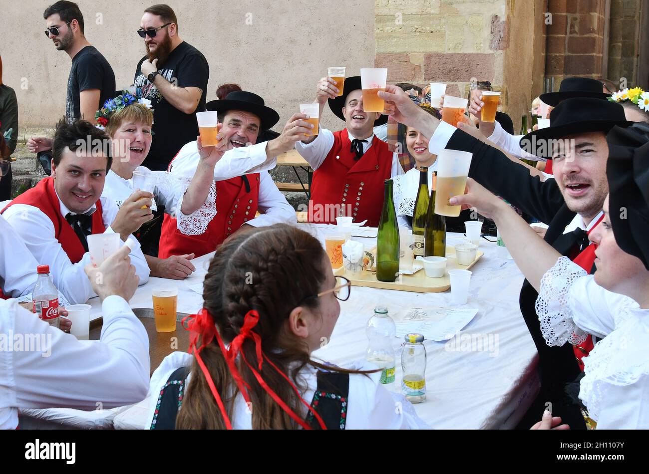 Tradizionale balli alsaziani folk nel villaggio di Turkheim durante la vendemmia Alsazia 2021 Foto Stock