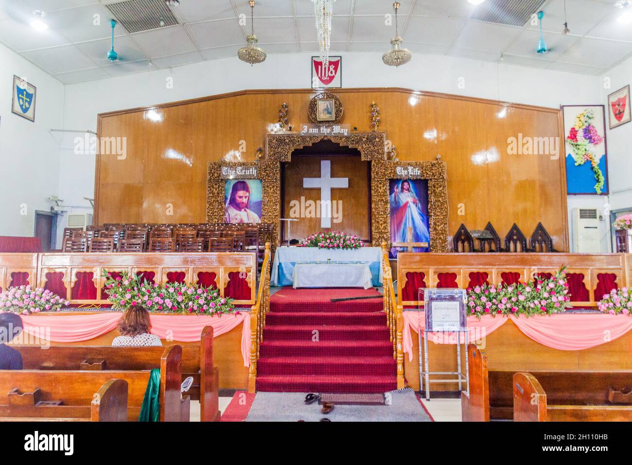 YANGON, MYANMAR - 15 DICEMBRE 2016: Interno della chiesa di Immanuel Babtist in Yangon. Foto Stock