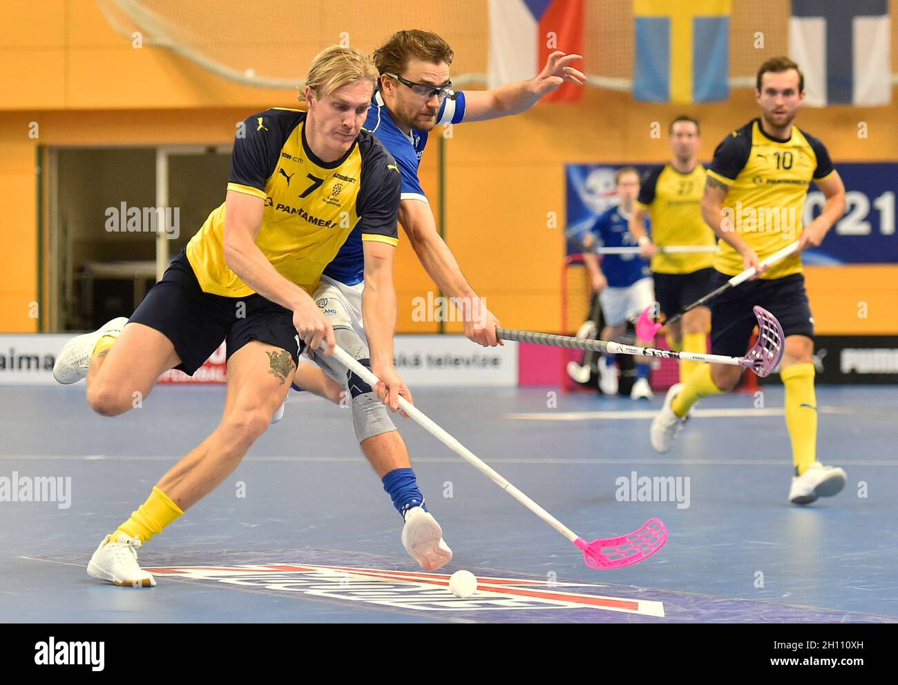 Pilsen, Repubblica Ceca. 15 ottobre 2021. L-R Kim Nilsson (SWE) e Nico Salo (fin) in azione durante Euro Floorball Tour, partita Svezia vs Finlandia, il 15 ottobre 2021, a Pilsen, Repubblica Ceca. Credit: Miroslav Chaloupka/CTK Photo/Alamy Live News Foto Stock
