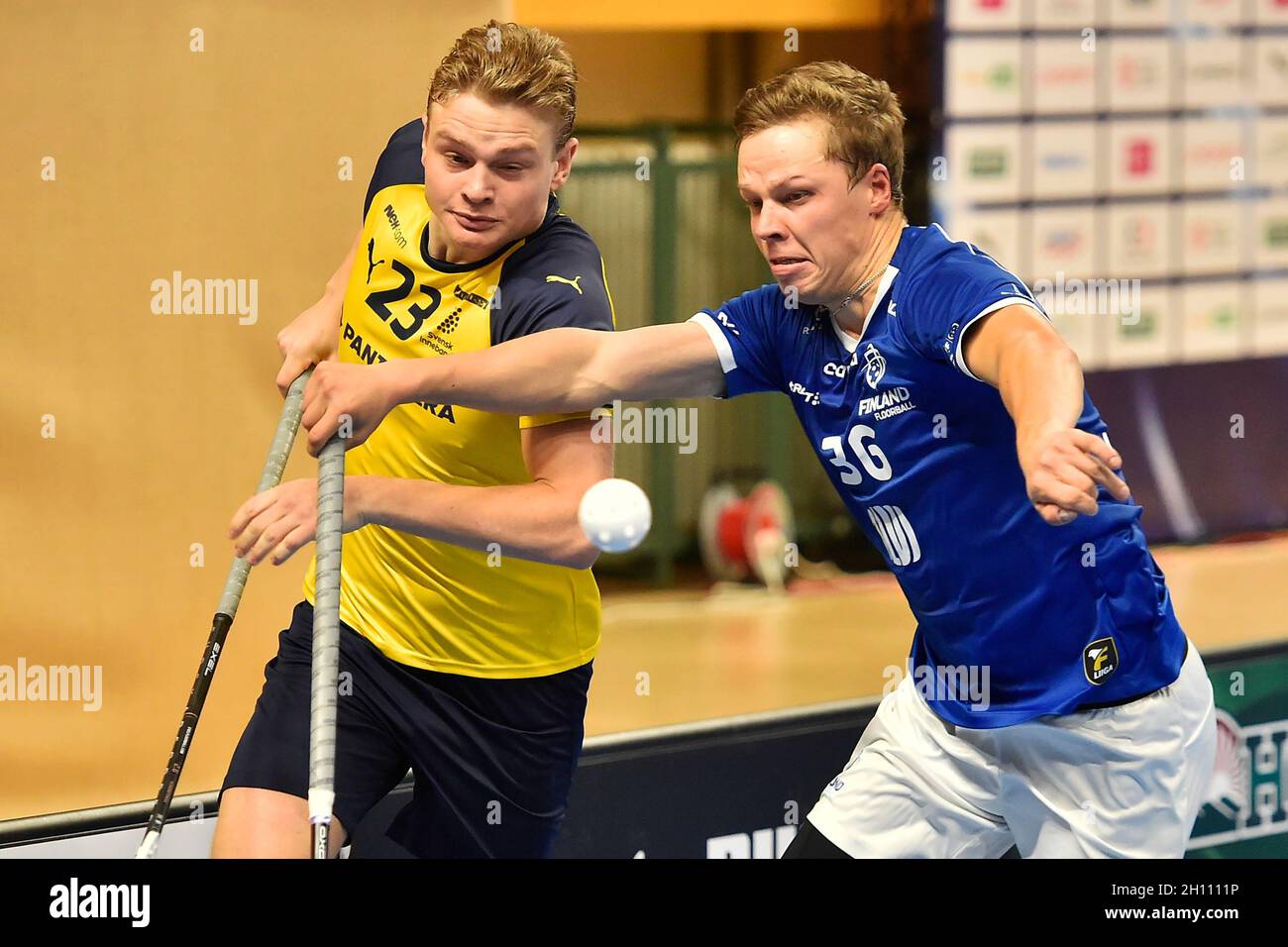 Pilsen, Repubblica Ceca. 15 ottobre 2021. L-R Hampus Ahtren (SWE) e Ville Lastikka (fin) in azione durante Euro Floorball Tour, partita Svezia vs Finlandia, il 15 ottobre 2021, a Pilsen, Repubblica Ceca. Credit: Miroslav Chaloupka/CTK Photo/Alamy Live News Foto Stock