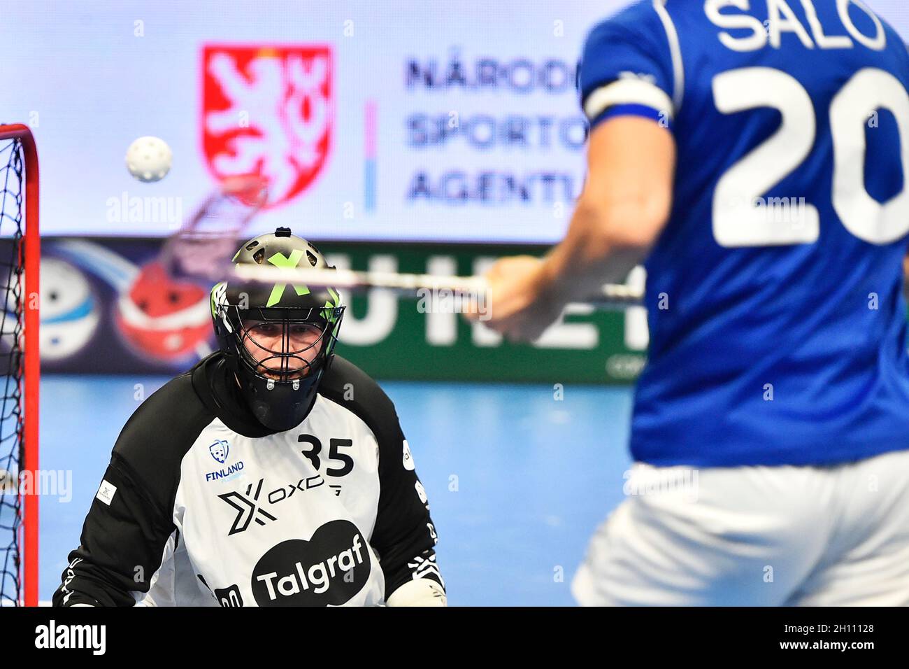 Pilsen, Repubblica Ceca. 15 ottobre 2021. L-R Lassi Toriseva (fin) e Nico Salo (SWE) in azione durante Euro Floorball Tour, partita Svezia vs Finlandia, il 15 ottobre 2021, a Pilsen, Repubblica Ceca. Credit: Miroslav Chaloupka/CTK Photo/Alamy Live News Foto Stock