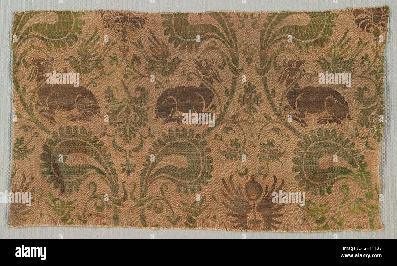 Seta con cani e uccelli in mezzo alle viti, 1350-1400. Italia, seconda metà del XIV secolo. Seta, filo d'oro; combinazione di due tessiture, 2/1 twill e tela liscia (lampas); totale: 21 x 34.9 cm (8 1/4 x 13 3/4 in.); montato: 29.2 x 43.2 cm (11 1/2 x 17 in.). Foto Stock